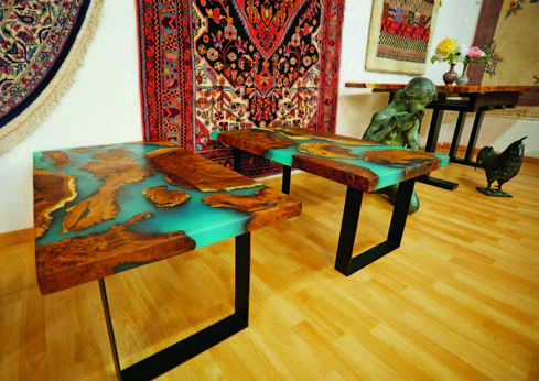 Die Tische aus Holz und Epoxitharz stammen aus Kolumbien