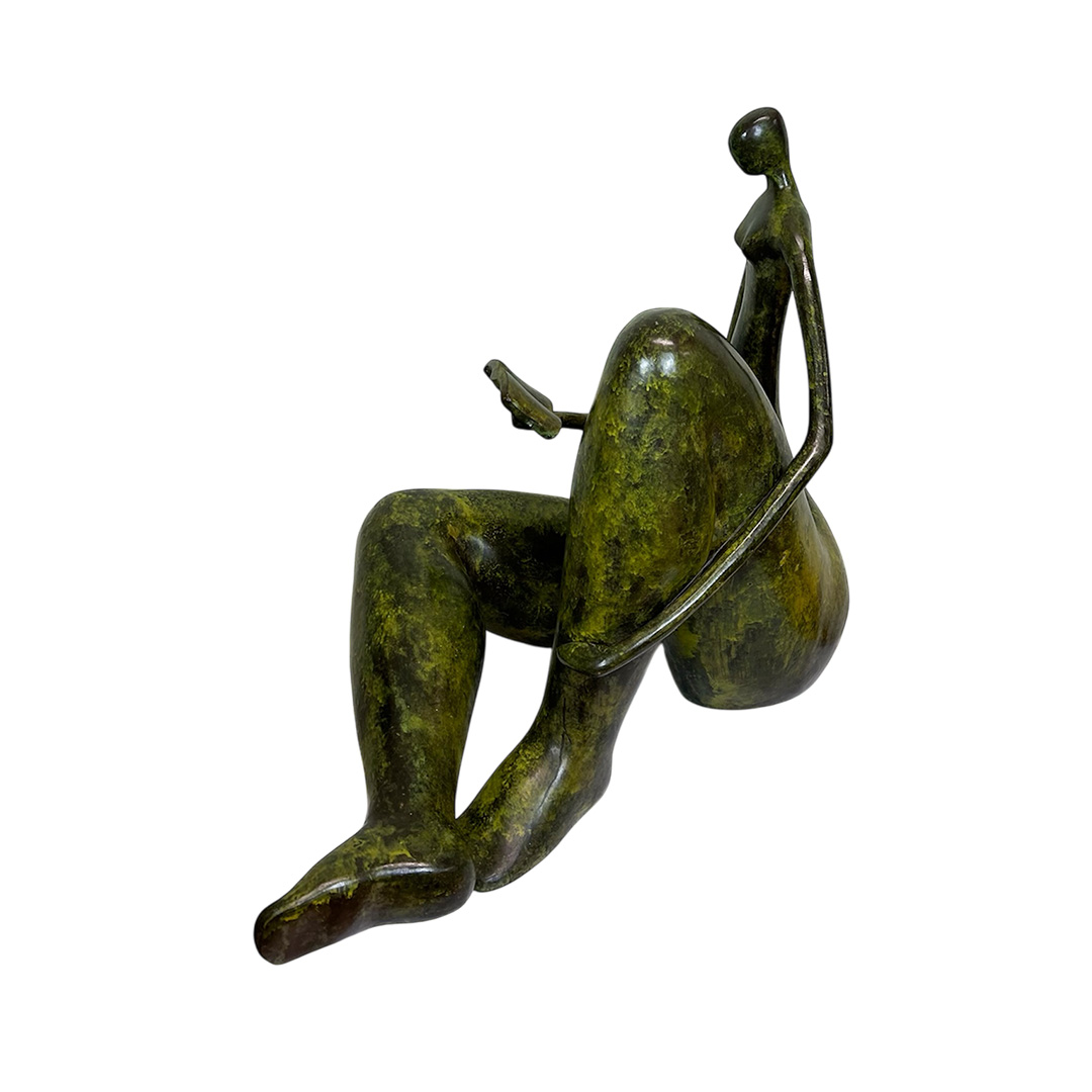 Bronze Skulptur die Leserin aus Massiver Bronze.